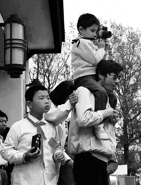 1987年，80年代中期兴起的少年儿童摄影活动曾经风靡全国。这是济南市举办的首届少年儿童现场抓拍摄影比赛的场景。作者：李瑞勇