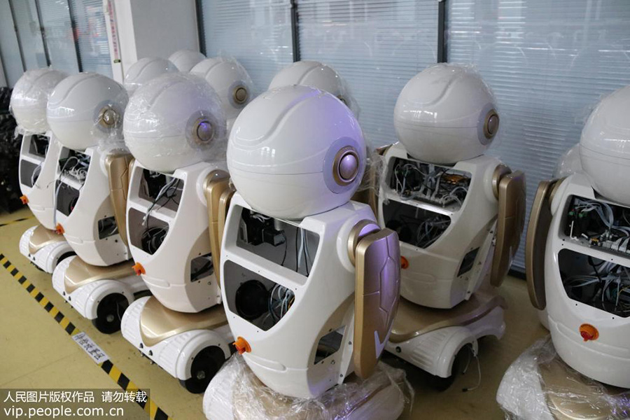 2019年10月10日，等待技术人员进行安装的创泽智能机器人。创泽智能机器人股份有限公司成立于2010年2月，总部位于山东日照，拥有智能服务机器人、家用陪护机器人、安防巡检机器人、送餐机器人等创新产品。