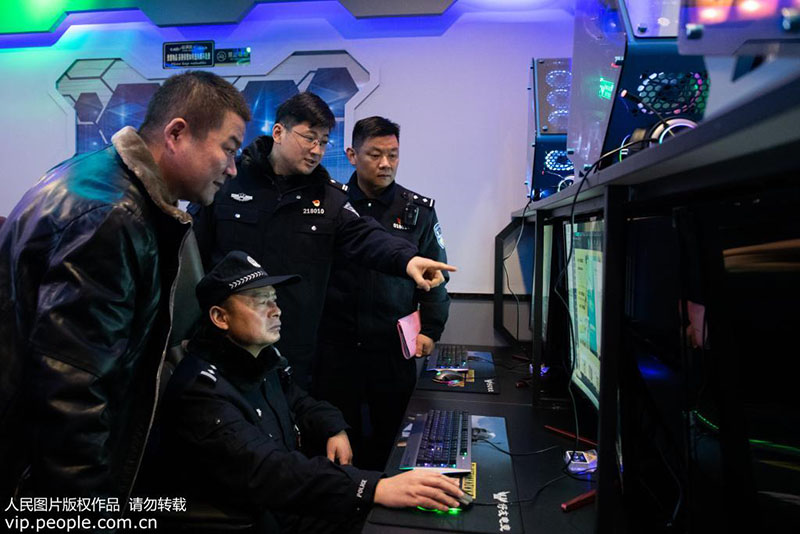 2019年12月19日南京江宁区公安干警在辖区重点场所检查。